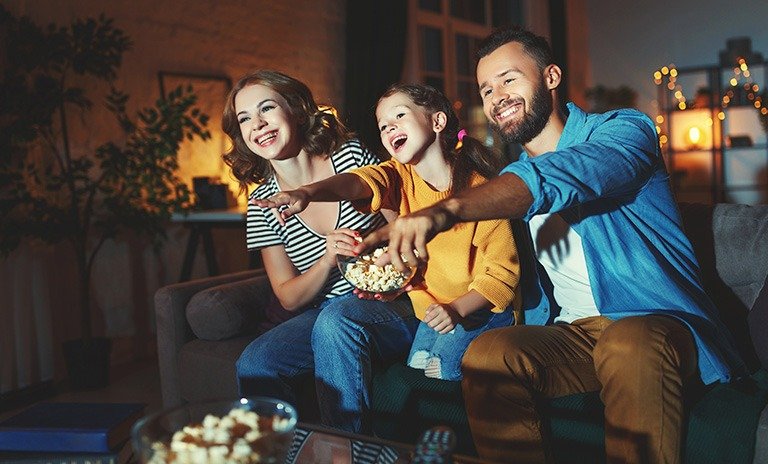 Famille profitant de l'IPTV Premium
